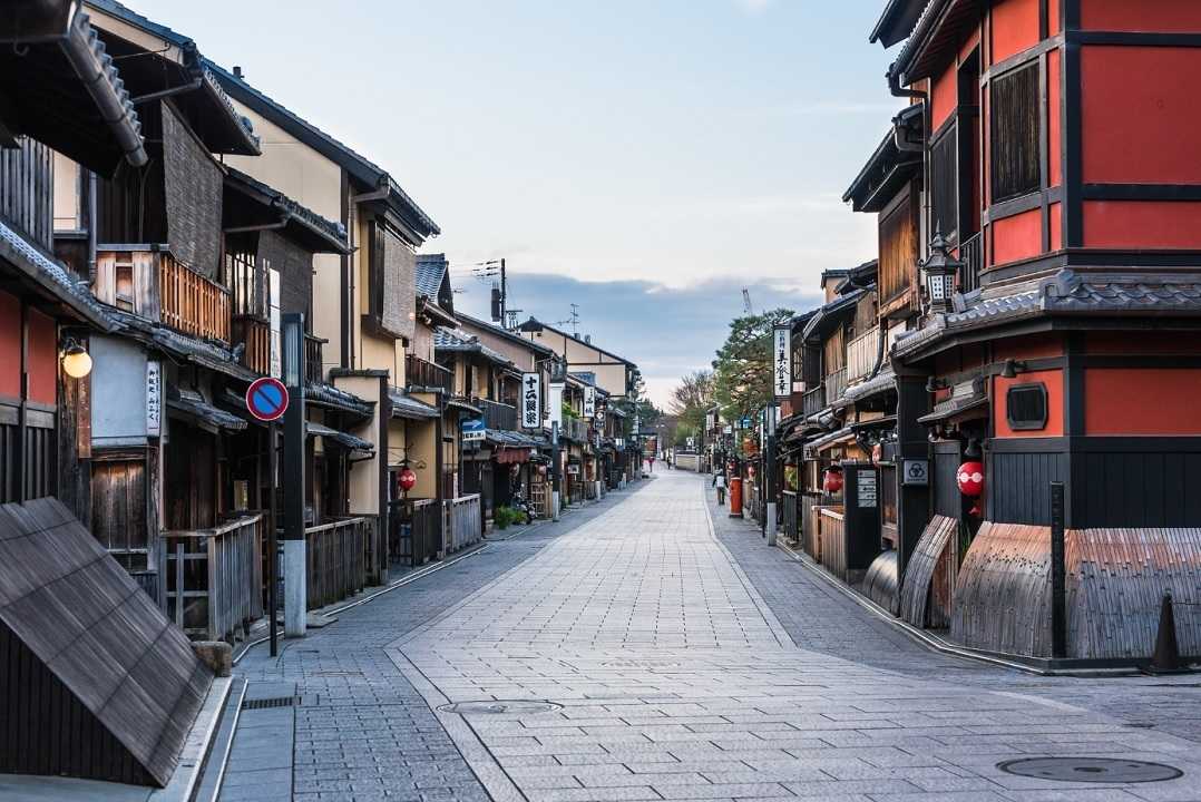 外国人観光客には来てほしくない 京都 祇園の 私道での無許可撮影は1万円 看板設置した地元のホンネ