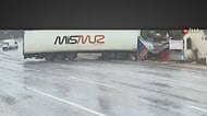 雨で横滑りしたトラックが家なぎ倒す　対向車とあわや衝突“間一髪”の瞬間　トルコ