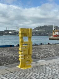 漢字がひらがなに変わる…門司港に“二刀流”の新オブジェ登場　スマホ撮影にぴったり　縦長に特化　福岡・北九州市