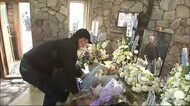 「五郎の石の家」に献花台 田中邦衛さんしのび「北の国から」ロケ施設に多くのファン