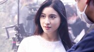土屋太鳳、まるで女神?真っ白なワンピース姿で大自然に囲まれ…
