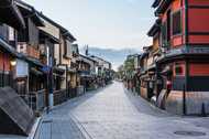 「外国人観光客には来てほしくない」京都・祇園の“私道での無許可撮影は1万円”…看板設置した地元のホンネ