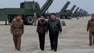 北朝鮮「多連装ロケット砲」発射訓練　金正恩氏と“娘・ジュエ氏”視察