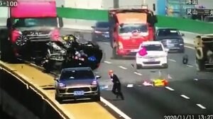 コントロール失い高速道路から転落 原因は突き出ていた道路部品