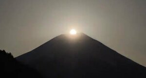 年に数回の特別な満月“パール富士”が出現!雪に狼も…12カ月の「満月の名前」って?