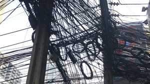 タイの街中に垂れ下がる