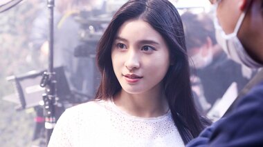 土屋太鳳、まるで女神?真っ白なワンピース姿で大自然に囲まれ…