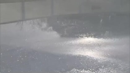 オープンに向け準備進む…津山市のスケート場でリンクの氷を張る作業　初日と毎週金曜は滑走料無料【岡山】