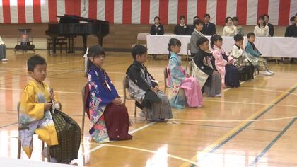 県内トップ 綾里小 はかま姿の入学式　新1年生の笑顔が地域の希望　大船渡市山林火災から1年余り　岩手県