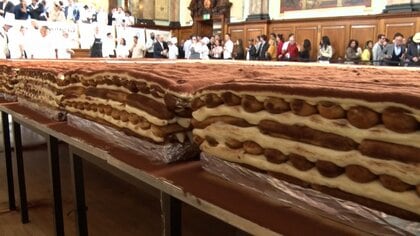 ティラミス“世界一”へ　幅15センチ高さ8センチ以上で440メートル超達成　ギネス大幅更新！切り分け販売し売り上げは全額寄付