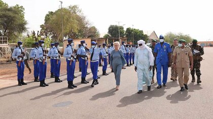 ドイツ国防相、ウクライナめぐる不適切発言で辞任　去年は“ハイヒール視察”で資質に疑問視も