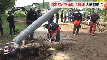 流れ着いた流木使いチェーンソーの実技研修 大雨被害にあった酒田市で