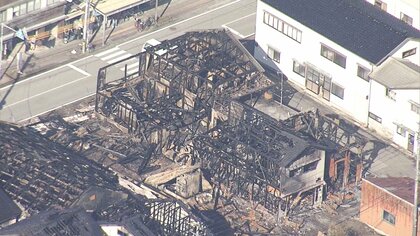 バーンと爆発した」建物密集地で9棟焼く大規模火災…70代男性がやけど