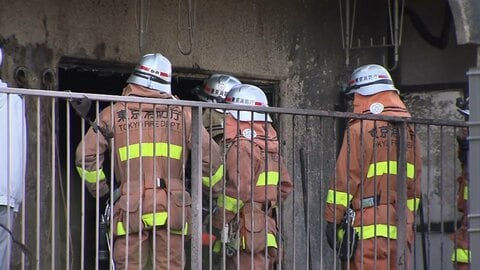 黒い煙と炎…マンションで火事　約3時間後に鎮火　東京・北区