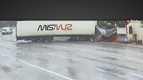 雨で横滑りしたトラックが家なぎ倒す　対向車とあわや衝突“間一髪”の瞬間　トルコ