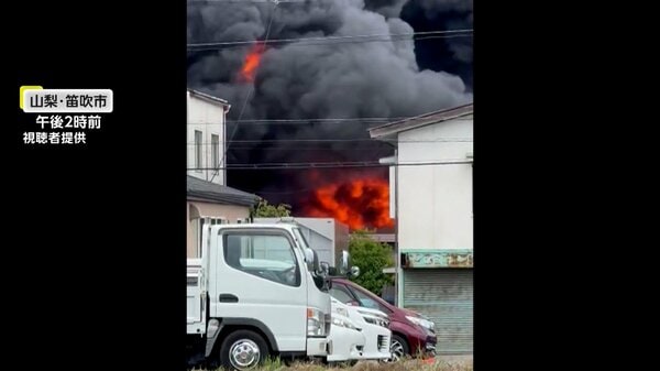【速報】廃材置き場で積み上げられたタイヤ炎上…煙が空を覆う 消火活動続く 山梨・笛吹市 - FNNプライムオンライン