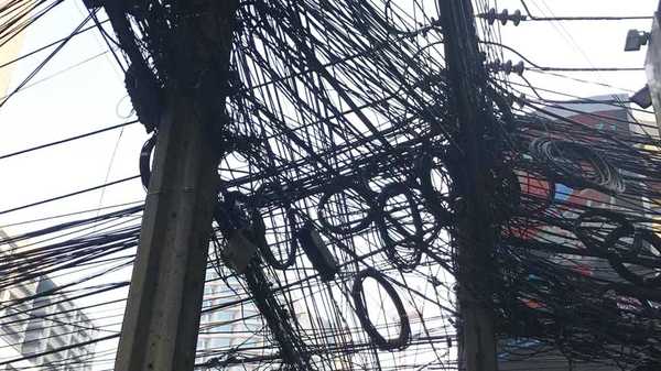 タイの街中に垂れ下がる 殺人 電線 転倒 感電 度々社会問題に