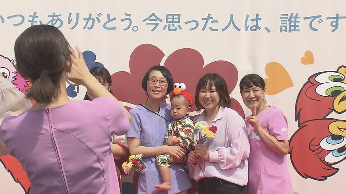1才になる翔也くんを助産師・勘澤さんが抱っこ