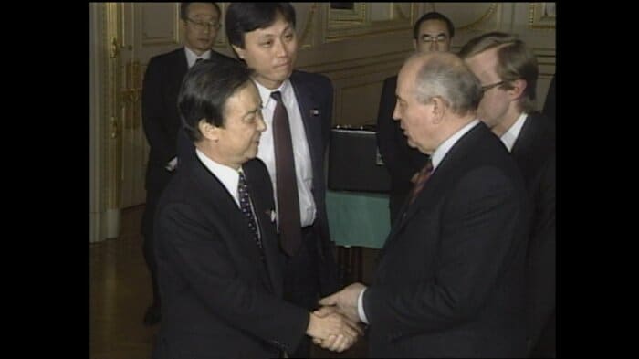 第3回日ソ首脳会談 会談を前に海部首相と握手を交わすゴルバチョフ大統領(1991年4月17日)
