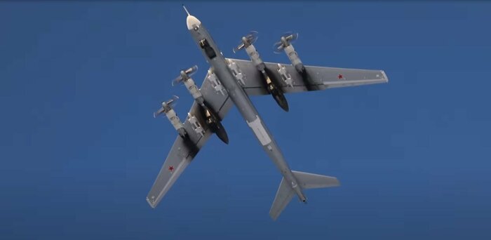 真下から見上げたロシア軍のTu-95MSベアH戦略爆撃機(ロシア国防省公式映像 Youtubeより・2021年12月15日)