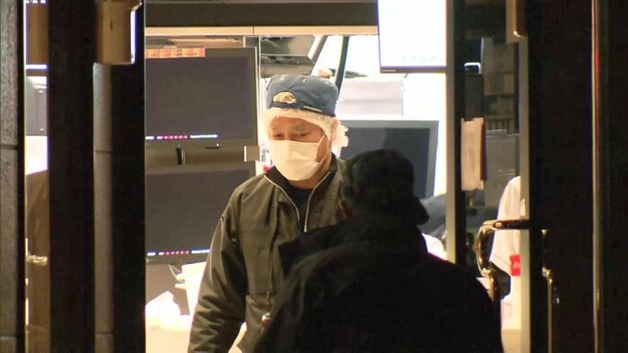事件現場を調べる捜査員