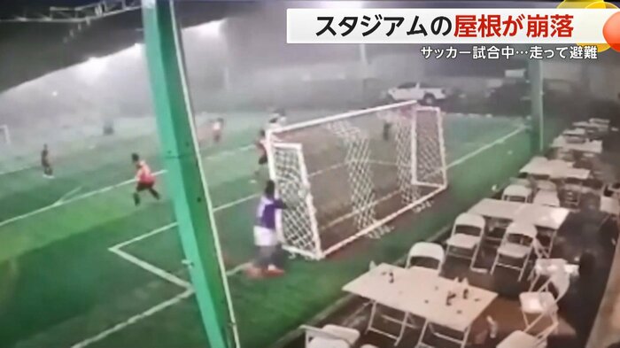 逃げ出す選手たち(スペクター・コミュニケーションズ)