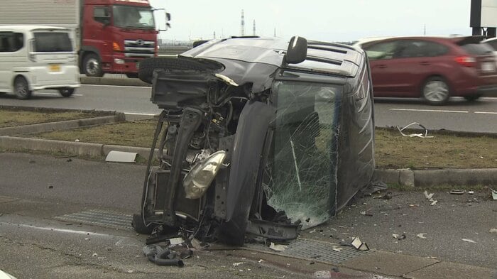 死亡した親子が乗車していた軽自動車（7日午前7時頃）