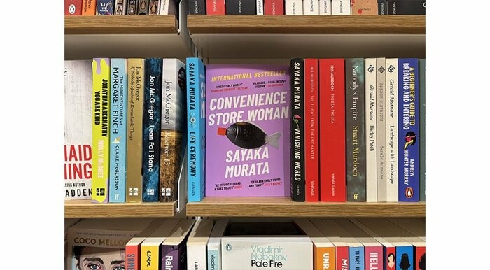 ロンドンの書店で販売されている『コンビニ人間』英訳版