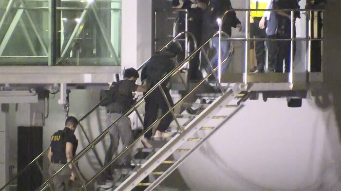 日本に向かう航空機に乗り込む渡辺容疑者(9日未明 マニラ)