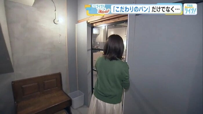 地下にある店の扉を開ける久保田夏菜リポーター