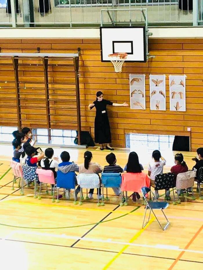 松森さんは小学校の出張授業で子どもたちに伝えることの大切さを教えている