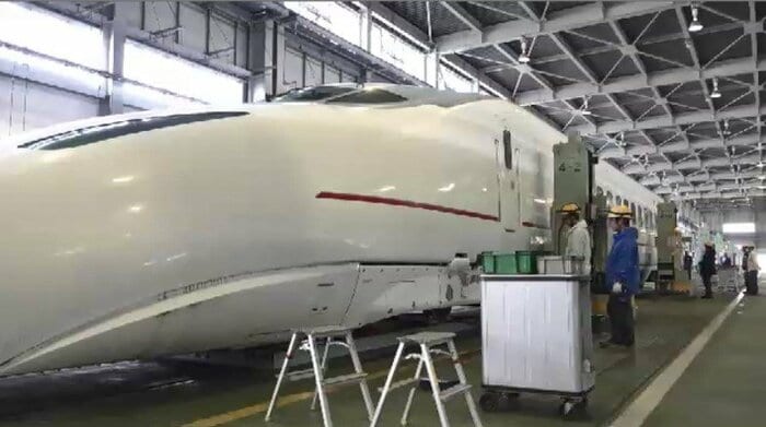 整備される800系U005編成1号車
