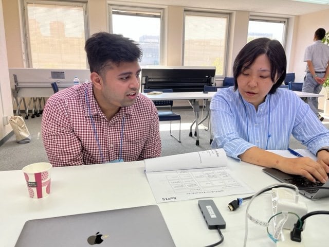 相京さん(右)「たくさんの大人があなたたちを応援している」 左はラハマン君