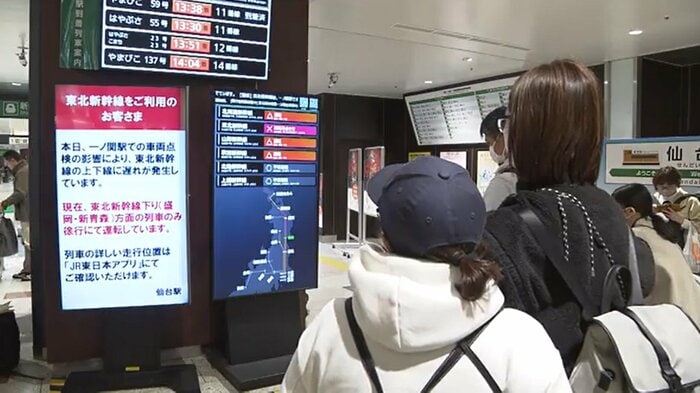 仙台駅で運転再開を待つ人たち