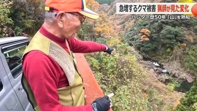 河川敷を指差す