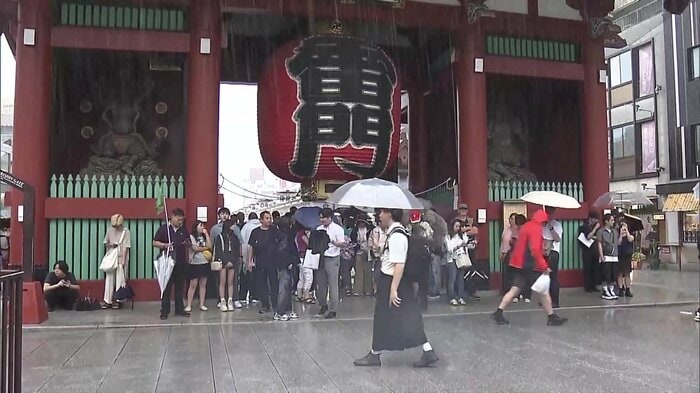 多くの人が雷門の屋根の下で雨宿りsいていた