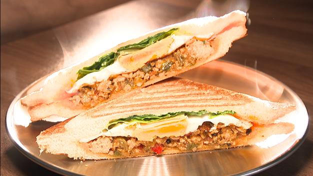 「ホットサンド ガパオ風」(880円)