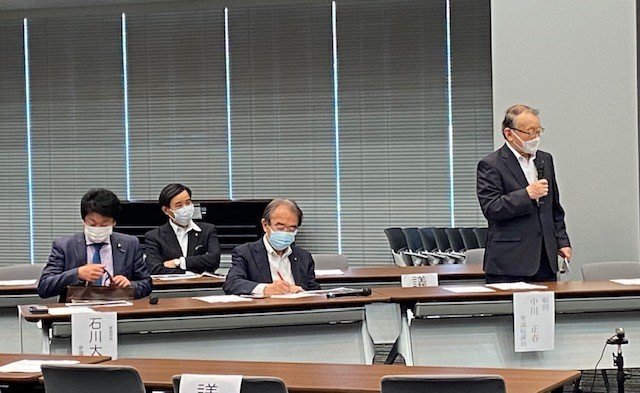 難民問題に関する議員懇談会。左端が事務局長の石川大我参議院議員