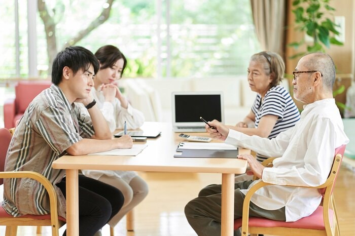 家族で実家の情報を共有したり話し合うことが大事（画像：イメージ）