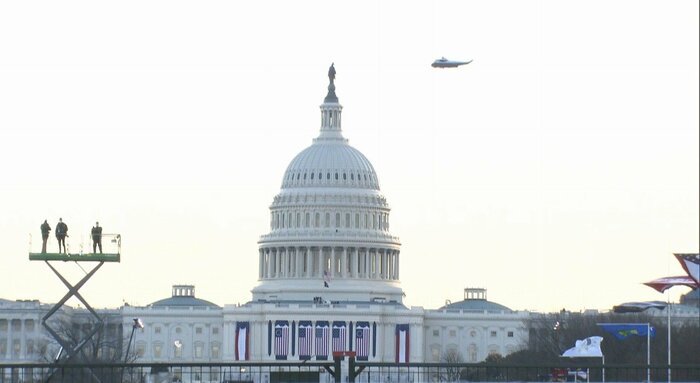 トランプ氏を乗せたヘリは、議会上空を旋回した