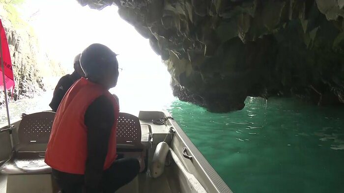 浄土ヶ浜の「青の洞窟」