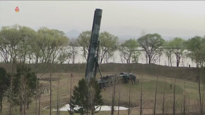 空へと向けられるミサイル発射台