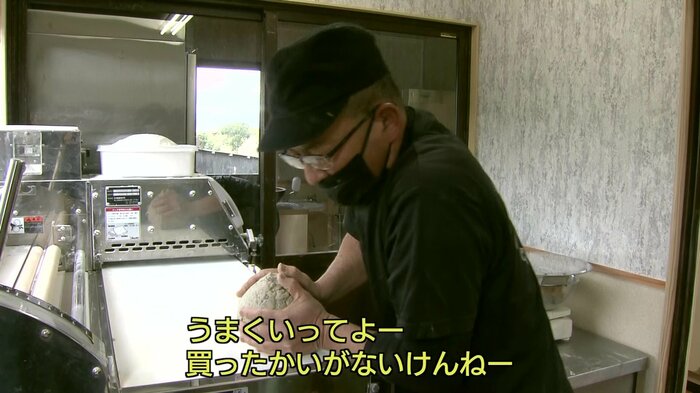 そば打ち機に話しかけるうどん店「安菜蔵」の安部剛代表(58)