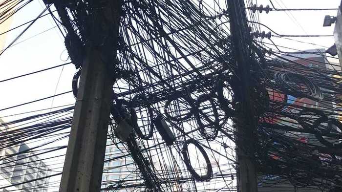 タイの街中に垂れ下がる