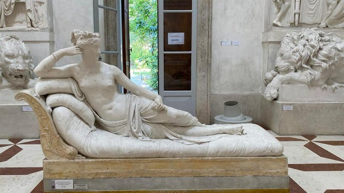 カメラは見た! 彫刻破損の一部始終 イタリア
