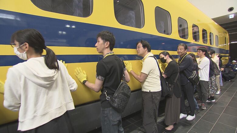 リニア・鉄道館に展示の『ドクターイエロー』引退した“T4編成”に引き継ぎ ファンが押して移動「感謝の気持ちで」｜FNNプライムオンライン