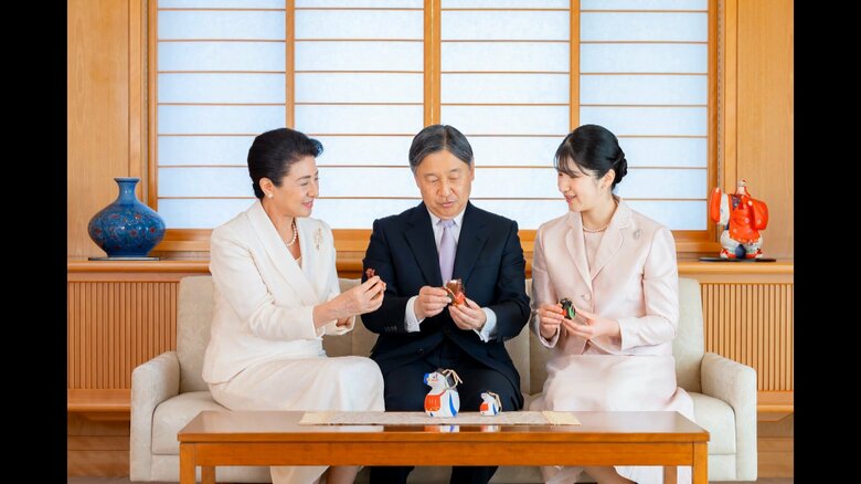 天皇ご一家の新春映像は「午」の工芸品 　陛下「希望を持って歩んでいくことのできる良い年に」　悠仁さま「新年祝賀の儀」に初出席｜FNNプライムオンライン