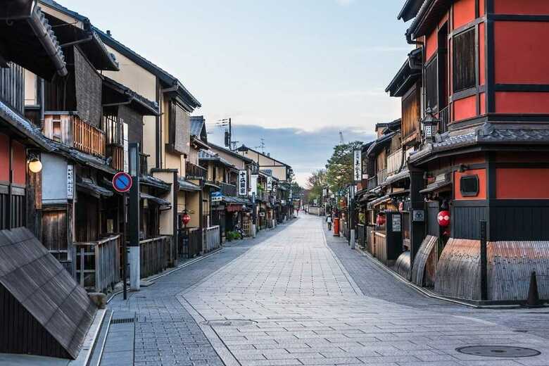 「外国人観光客には来てほしくない」京都・祇園の“私道での無許可撮影は1万円”…看板設置した地元のホンネ｜FNNプライムオンライン