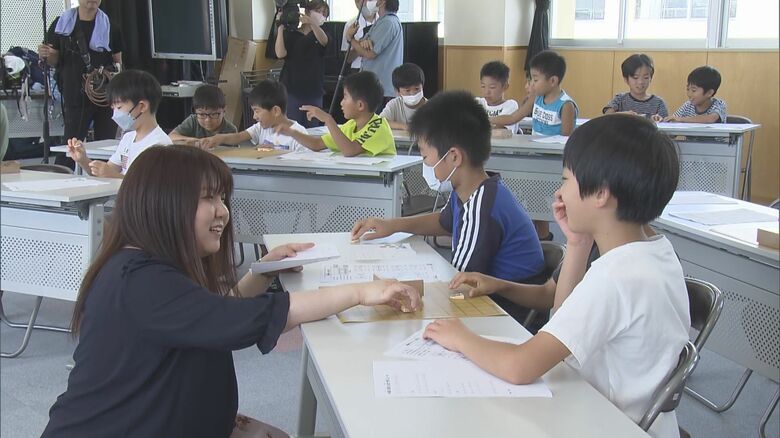 “先輩”藤井七冠は北海道で「王位戦」 瀬戸市の母校で将棋教室　妹弟子の中澤女流二段に“勝利”した6年生も【愛知発】｜FNNプライムオンライン