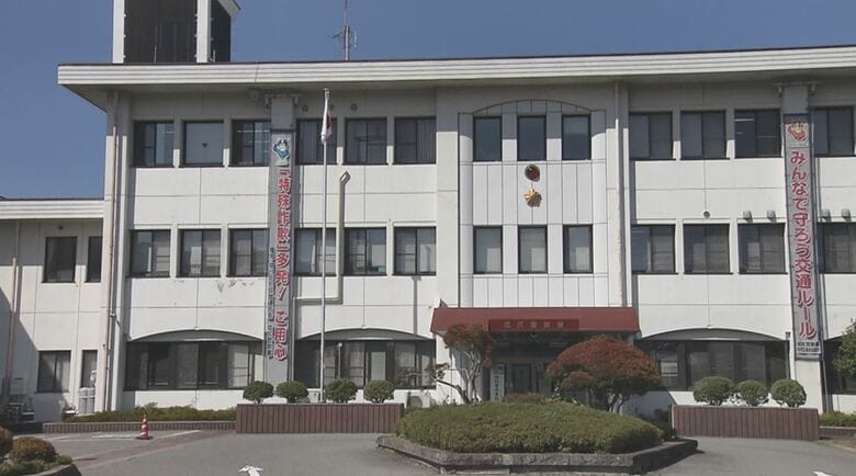 警察署に車突っ込む事故　60歳男を建造物損壊の疑いで再逮捕　事故発生後、酒気帯び運転の疑いで現行犯逮捕　長野・塩尻市｜FNNプライムオンライン